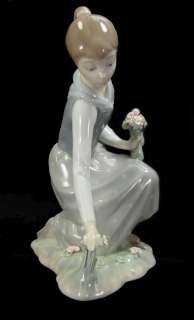 Lladro Porcelain Figurine Girl With Flowers #1172  