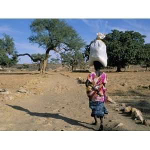 com Woman Carrying Sack on Her Head, Ogol Village, Sangha, Dogon Area 