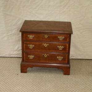 WHITE FURNITURE COMPANY BANDED MAHOGANY CHIPPENDALE NIGHSTAND BEDSIDE 