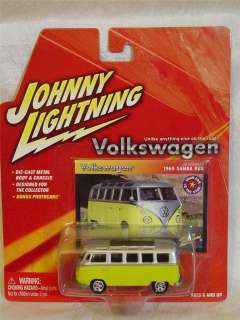 Johnny Lightning Volkswagen 1965 Samba Bus  