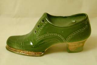   Jolie chaussure en porcelaine émaillée verte et dorure