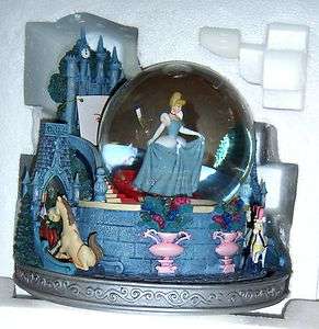 DISNEY CINDERELLAS MIDNIGHT MAGIC MUSICAL SNOWGLOBE   NEW   PRIVATE 