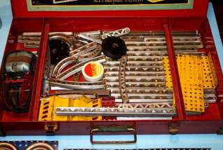 The colors on this No. 8 1/2 All Electric ERECTOR SET w/box and BOOK 