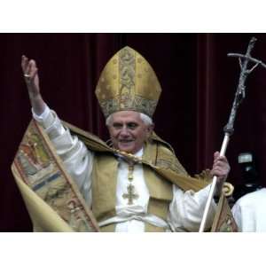  Pope Benedict XVI Waves to Pilgrims and Faithful fromSt 